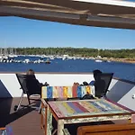 Hotel na wodzie Hausboot - Floating House Water Lily Pula