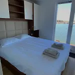 Hausboot - Floating House Water Lily Pula