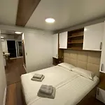 Hausboot - Floating House Water Lily Hotel en barco *