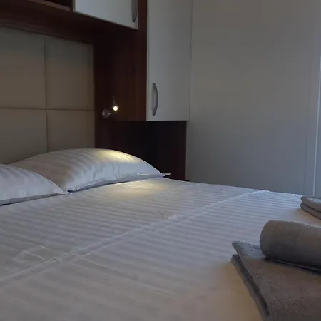 Hausboot - Floating House Water Lily