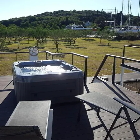 Hausboot - Floating House Water Lily Hotel na wodzie *