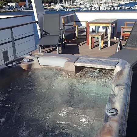 Bådhotel Hausboot - Floating House Water Lily Pula