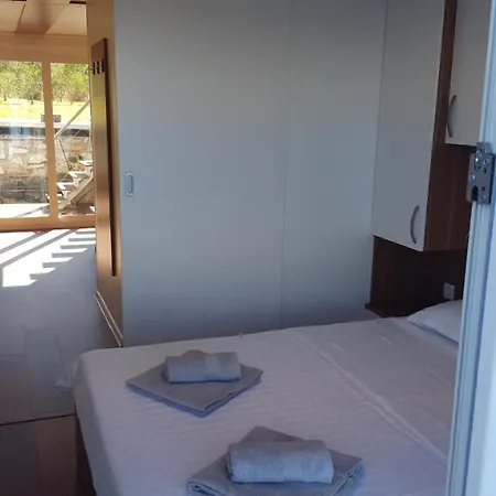 Hausboot - Floating House Water Lily Hotel na wodzie *