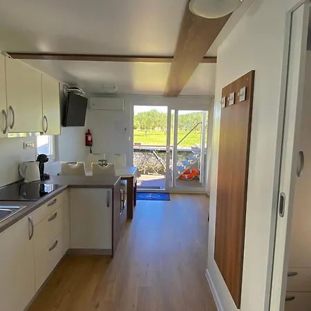 Hausboot - Floating House Water Lily Pula