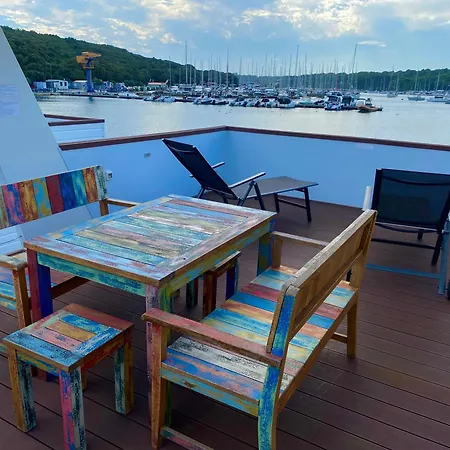 Hausboot - Floating House Water Lily * Pula