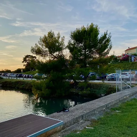 Hausboot - Floating House Water Lily Botel
