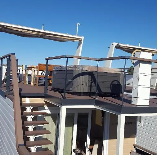 Hausboot - Floating House Water Lily Hotel na wodzie Pula