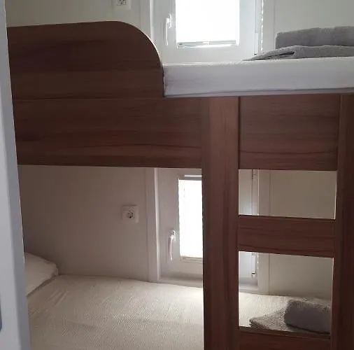 Hausboot - Floating House Water Lily Hotel na wodzie