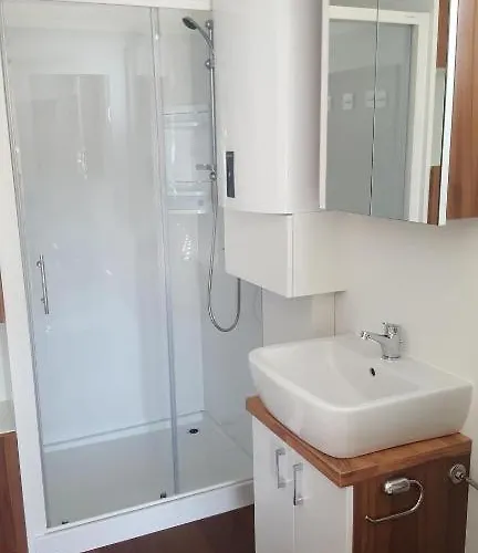 Hausboot - Floating House Water Lily Pula