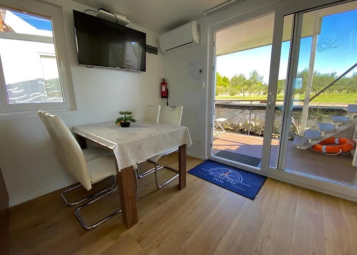 Hausboot - Floating House Water Lily Hotel na wodzie Pula