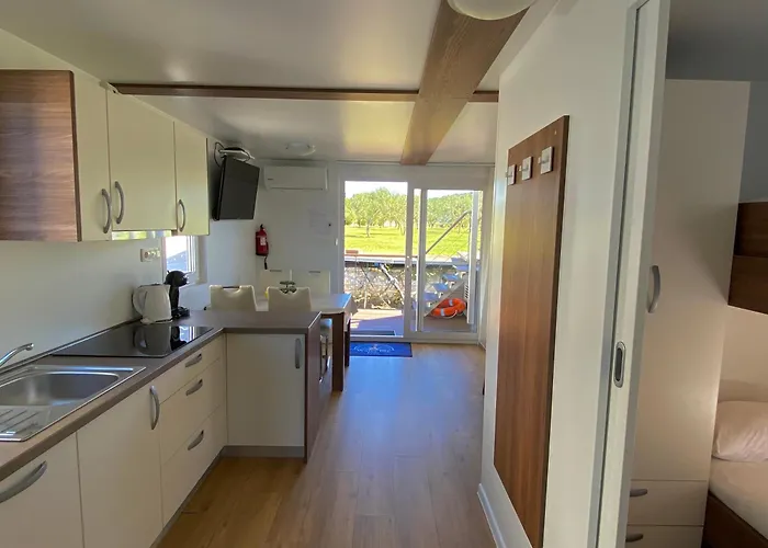 Hausboot - Floating House Water Lily Pula