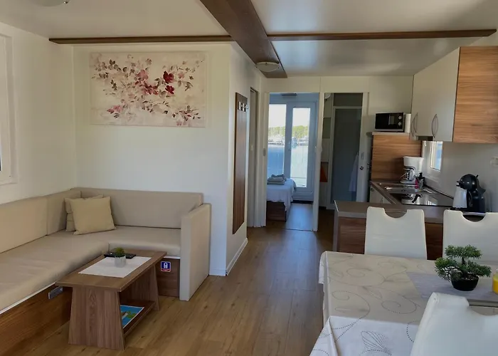 Hausboot - Floating House Water Lily Hotel na wodzie Pula