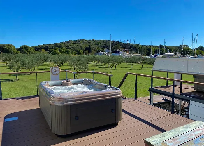 Hausboot - Floating House Water Lily * Pula