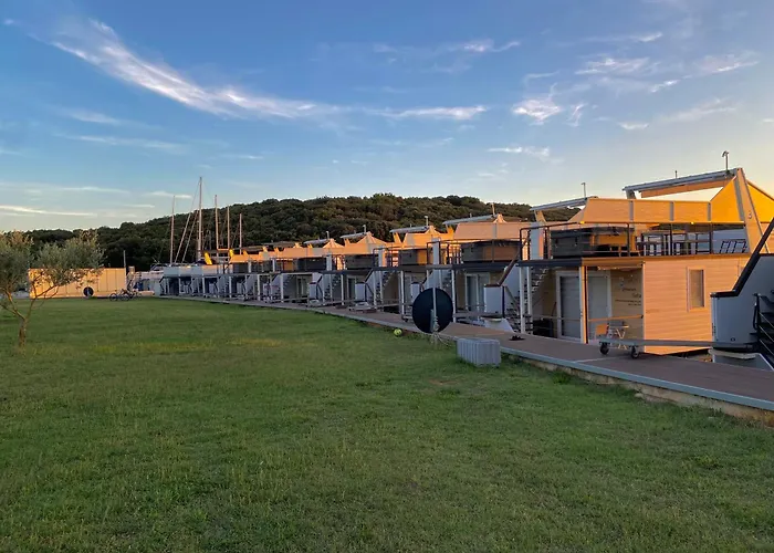Hausboot - Floating House Water Lily Bådhotel Pula