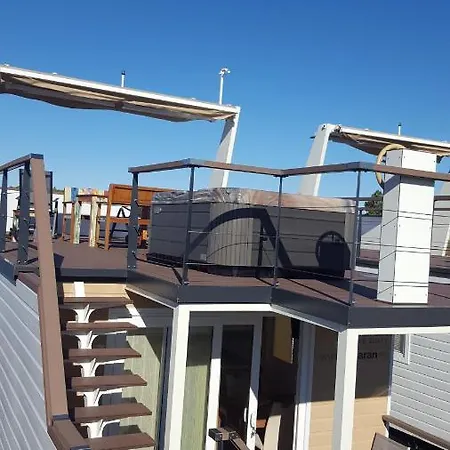 Hausboot - Floating House Water Lily Botel Pola