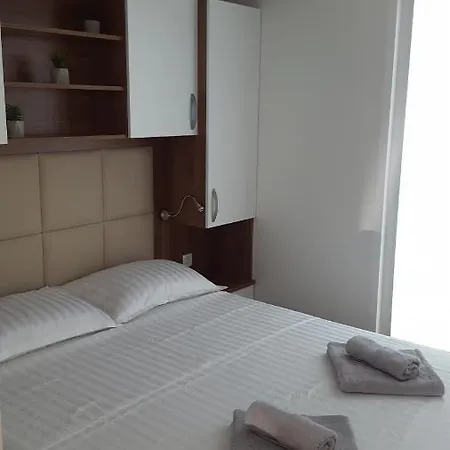 Hausboot - Floating House Water Lily *