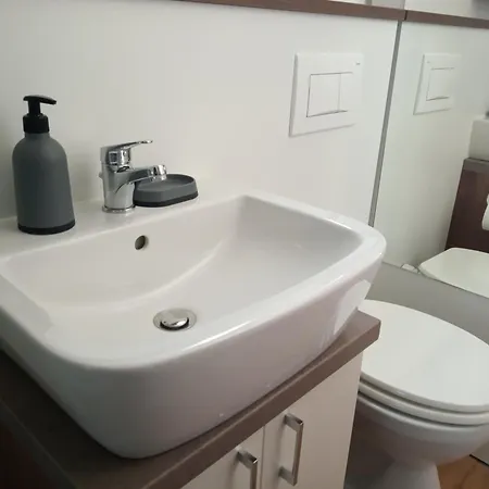 Botel Hausboot - Floating House Water Lily