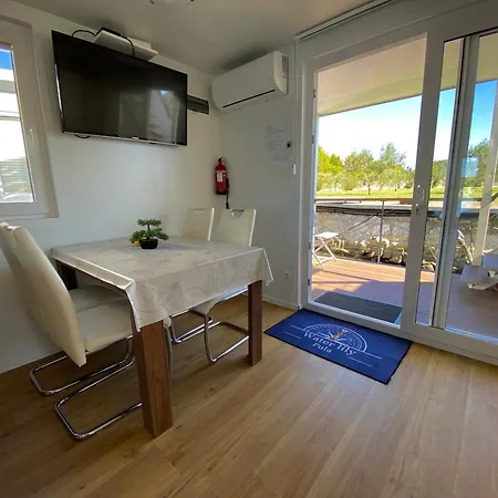 Hausboot - Floating House Water Lily Hotel en barco Pula