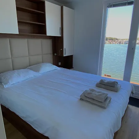 Hausboot - Floating House Water Lily Pula