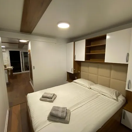 Hausboot - Floating House Water Lily Hotel en barco *