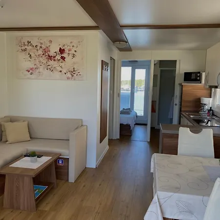 Hausboot - Floating House Water Lily Hotel na wodzie Pula
