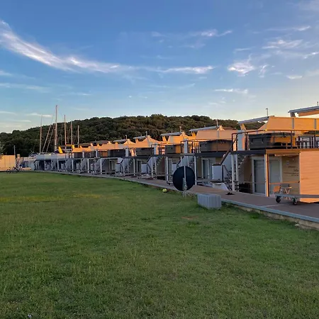 Hausboot - Floating House Water Lily Úszó hotel Póla