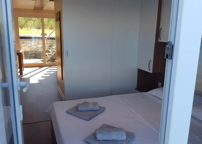 Hausboot - Floating House Water Lily Hotel en barco *