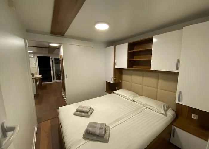 Hausboot - Floating House Water Lily Hotel en barco *