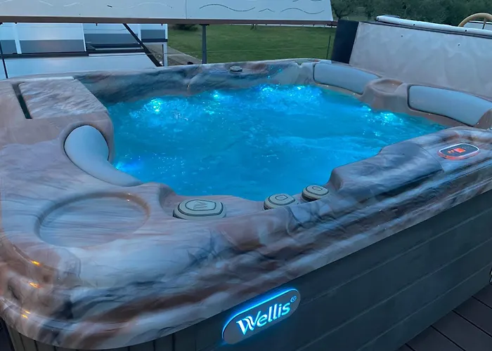 Hausboot - Floating House Water Lily Pula