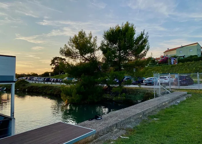Hausboot - Floating House Water Lily 船屋