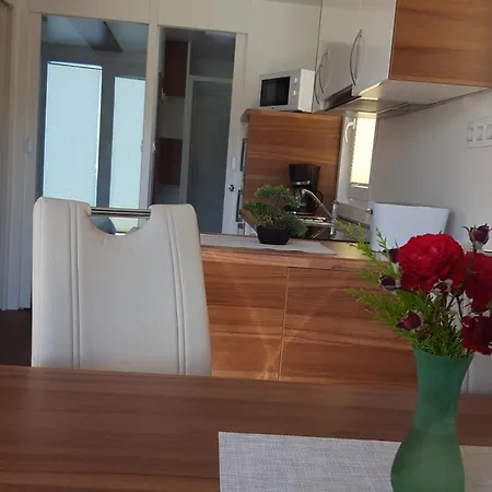 Hausboot - Floating House Water Lily Botel Pula