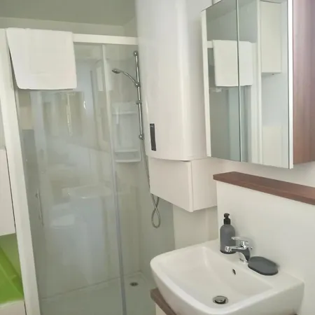 Hausboot - Floating House Water Lily Båthotell Pula