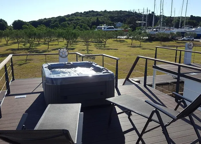 Hausboot - Floating House Water Lily Botel *