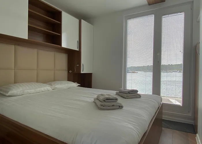 Hausboot - Floating House Water Lily Pula