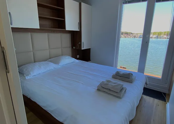 Hausboot - Floating House Water Lily Pula