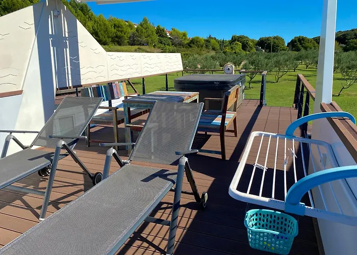 Botel Hausboot - Floating House Water Lily Pula