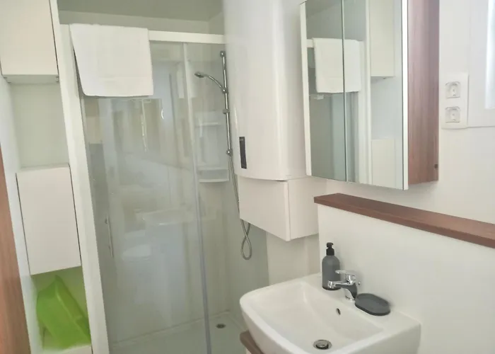 Hausboot - Floating House Water Lily Båthotell Pula